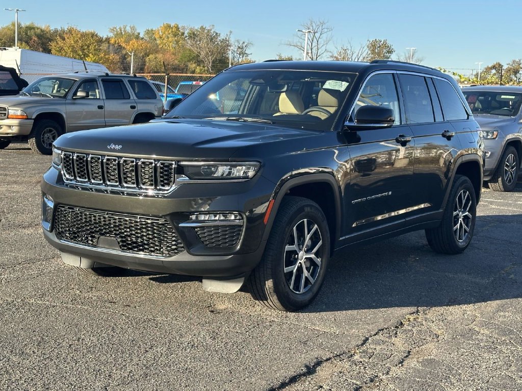 Used 2023 Jeep Grand Cherokee Limited AWD/4WD image 7