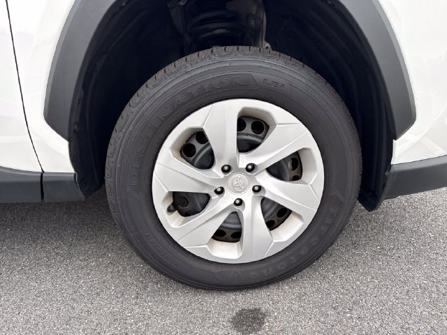 Used 2025 Toyota RAV4 LE AWD/4WD image 9