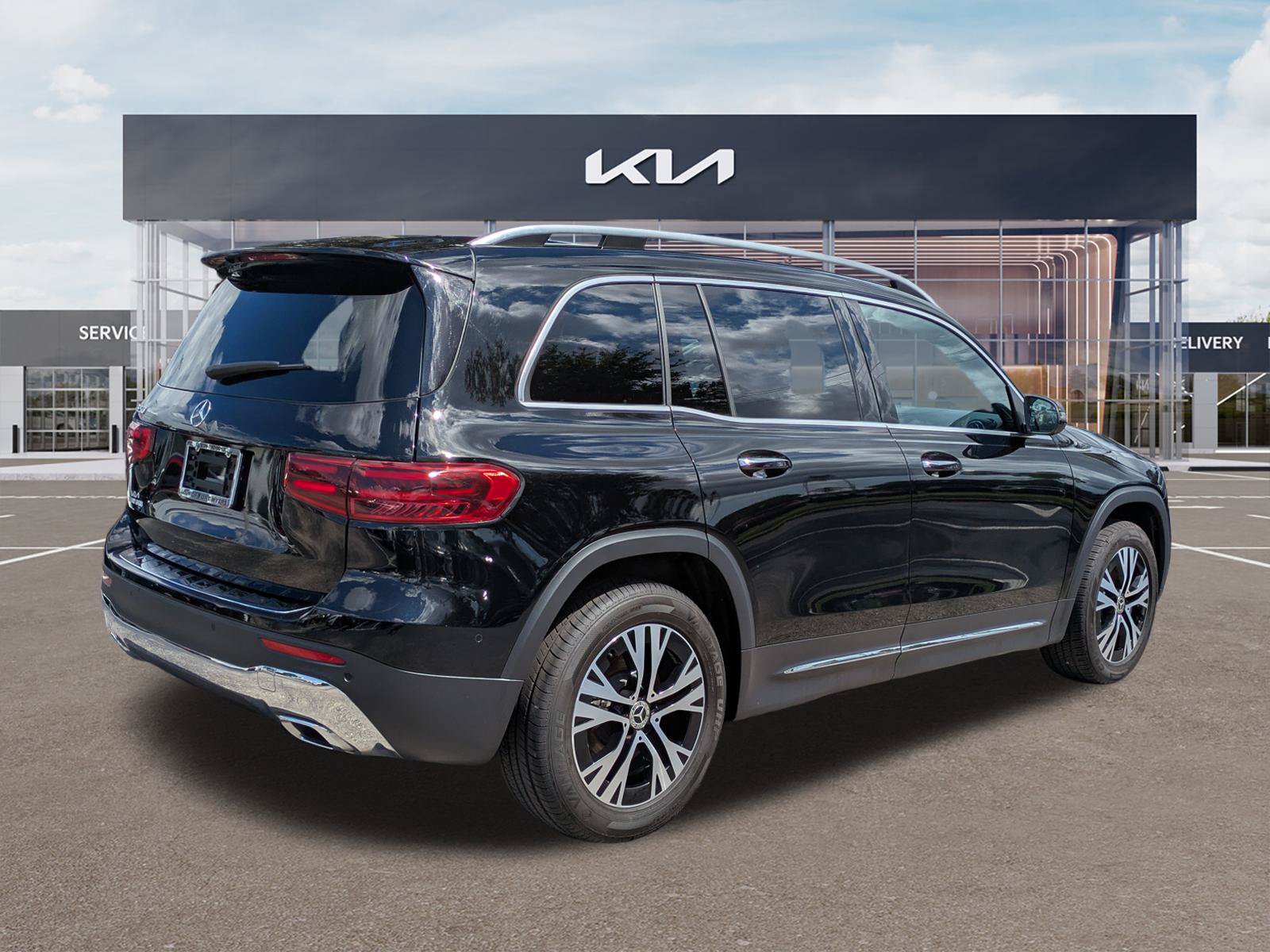 Used 2025 Mercedes-Benz GLB 250 w/ Exclusive Package image 4