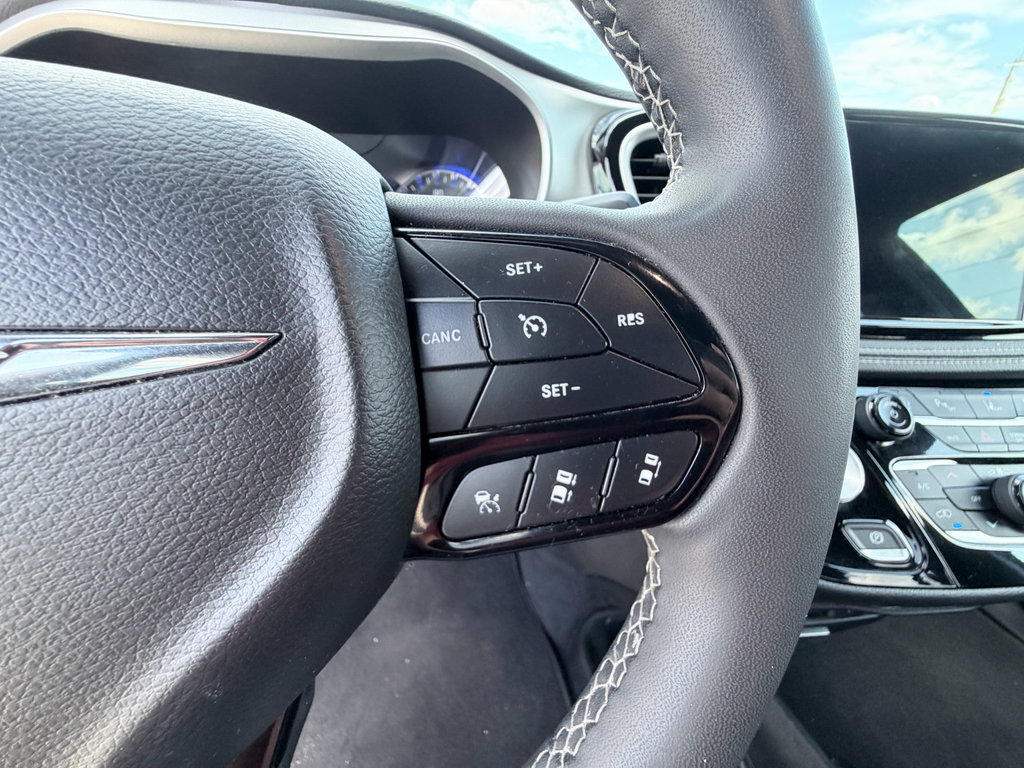 Used 2022 Chrysler Pacifica Touring FWD image 16