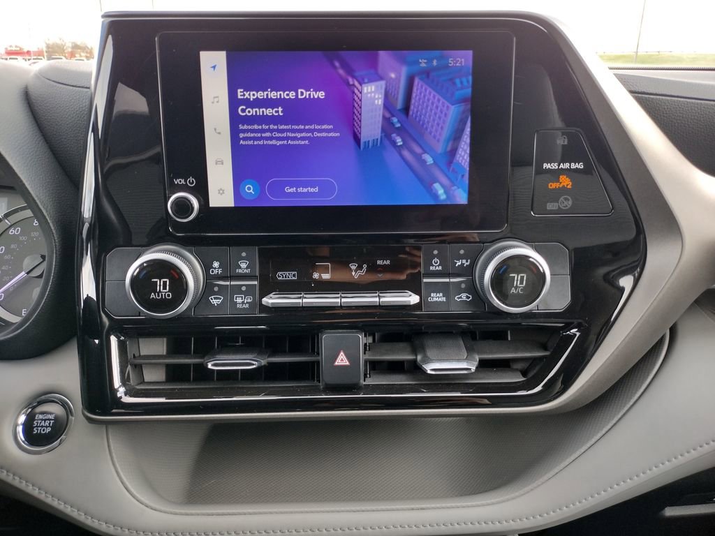 Used 2023 Toyota Highlander LE FWD image 3