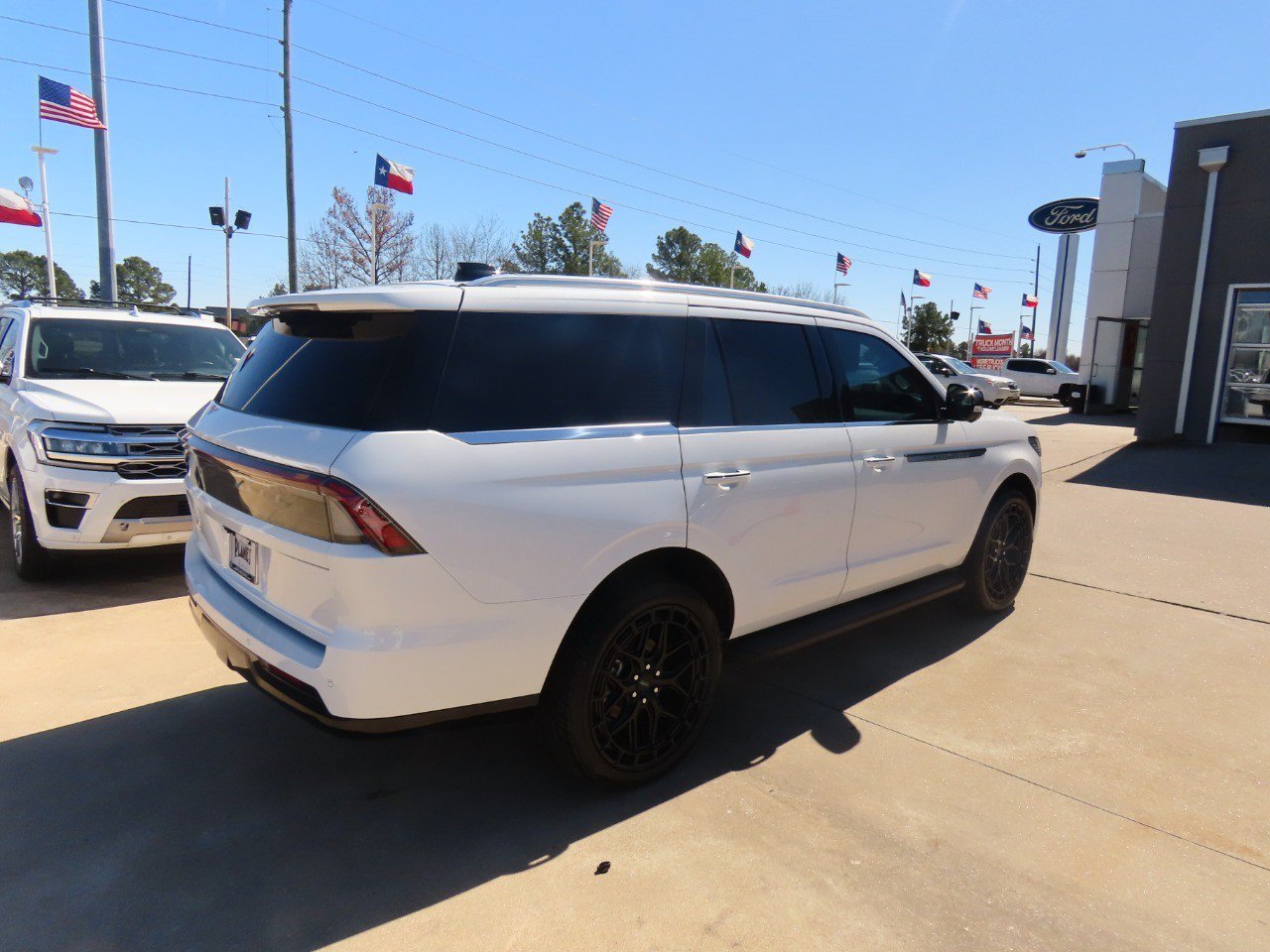 New 2026 Lincoln Navigator Premiere AWD/4WD image 11
