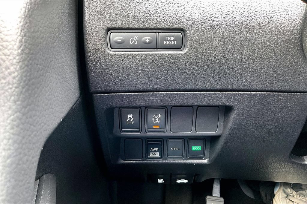 Used 2017 Nissan Rogue SV AWD/4WD image 15