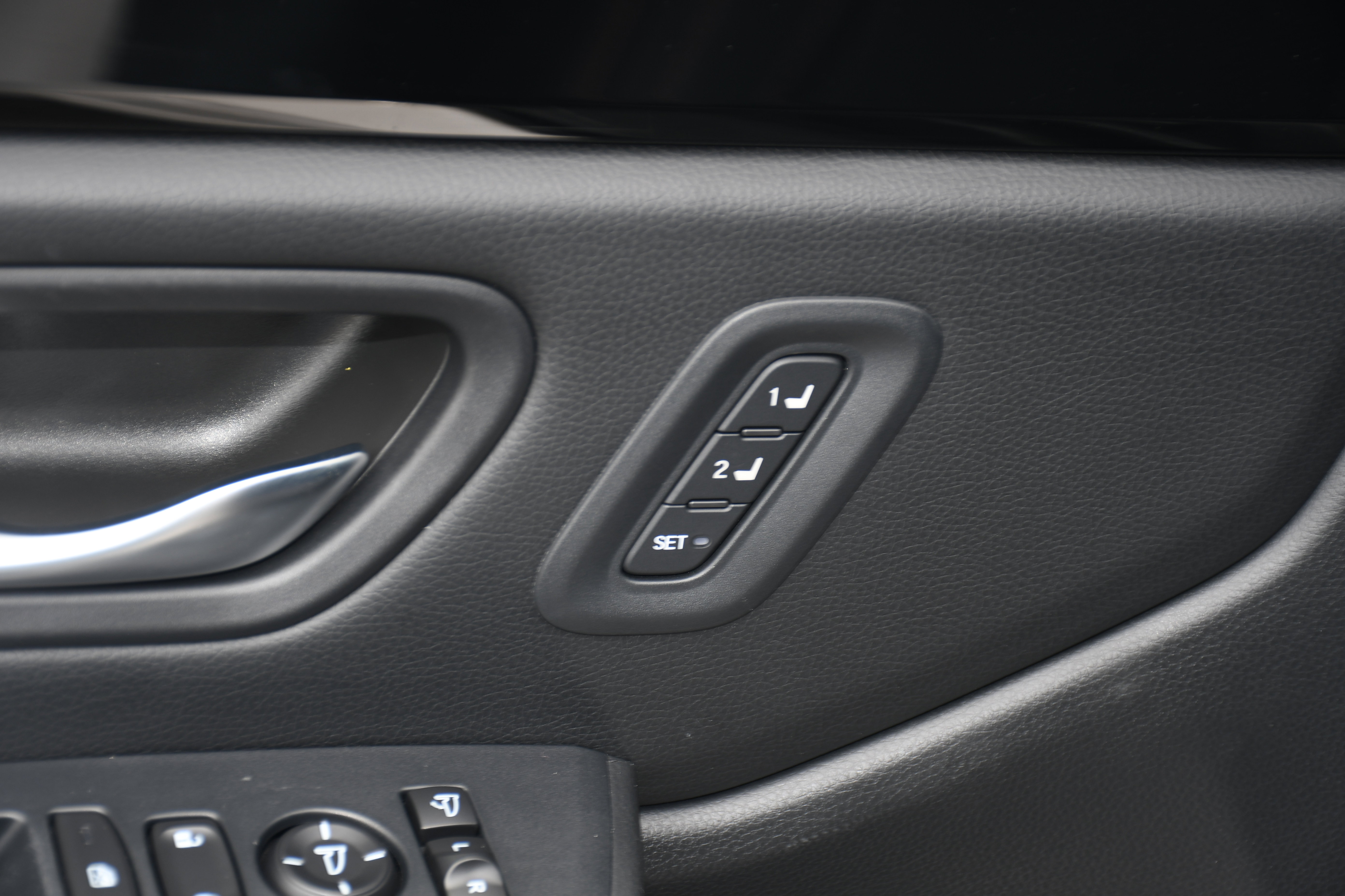 Used 2025 Honda Pilot TrailSport image 11