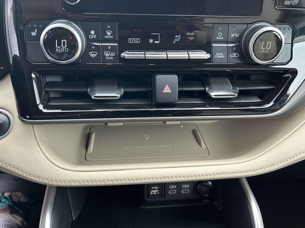 Used 2024 Toyota Highlander XLE AWD/4WD image 26