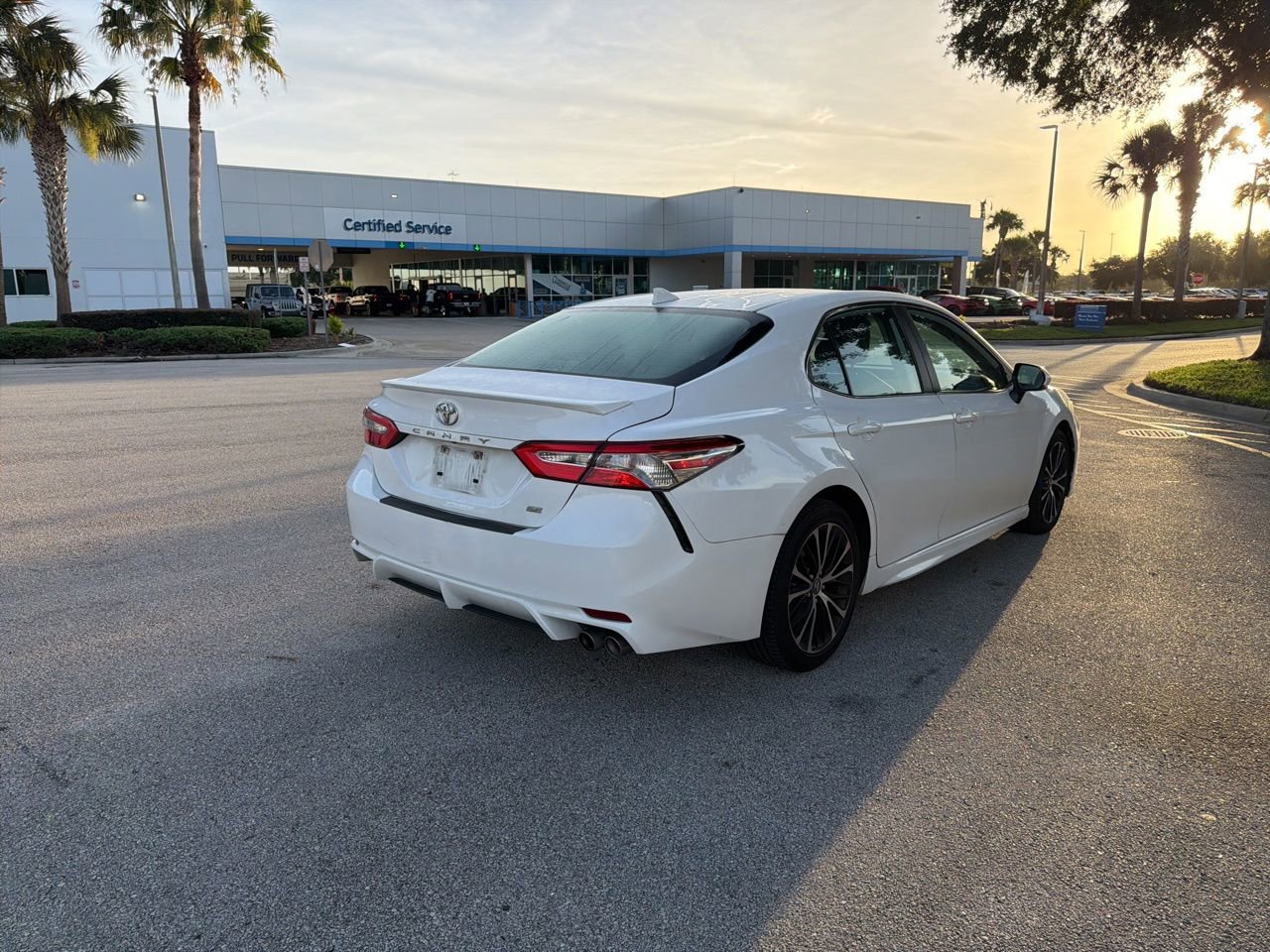 Used 2020 Toyota Camry SE FWD image 5