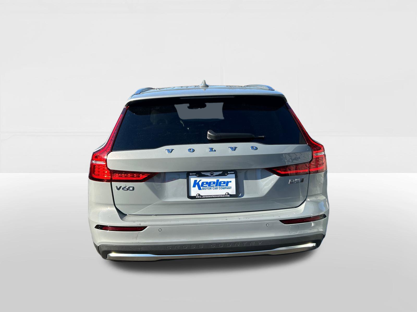 Used 2025 Volvo V60 B5 Cross Country Plus image 3