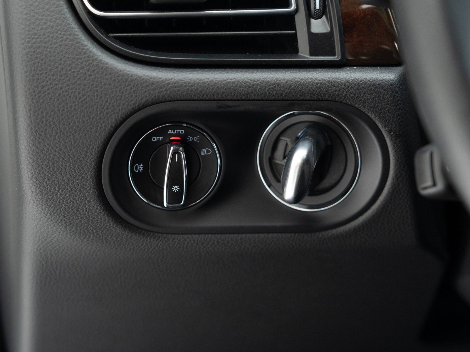 Certified 2025 Porsche Macan image 27