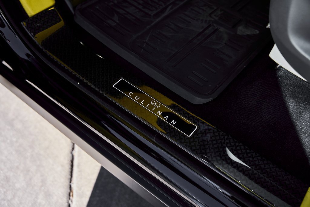 Used 2022 Rolls-Royce Cullinan Black Badge w/ Dark Exterior Package image 41