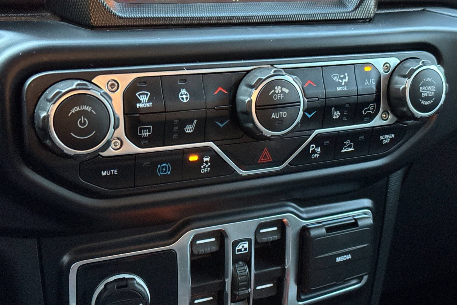 Used 2022 Jeep Wrangler Unlimited Sahara w/ Cold Weather Group AWD/4WD image 20