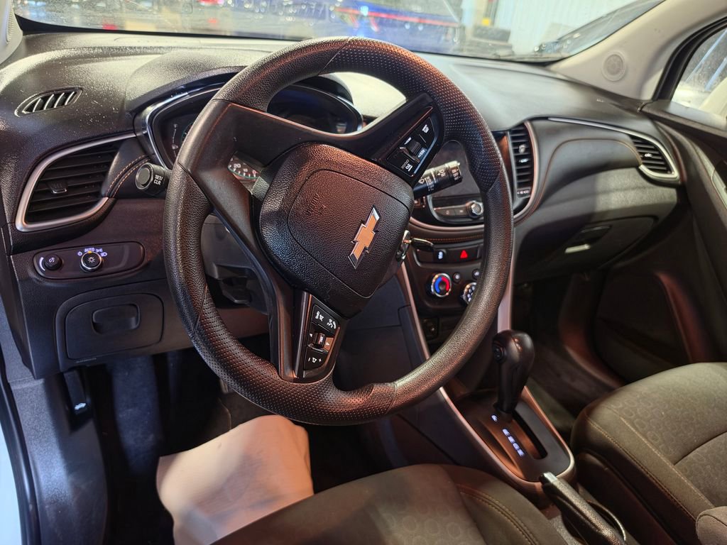 Used 2022 Chevrolet Trax LS w/ Tint and Cruise Package AWD/4WD image 5