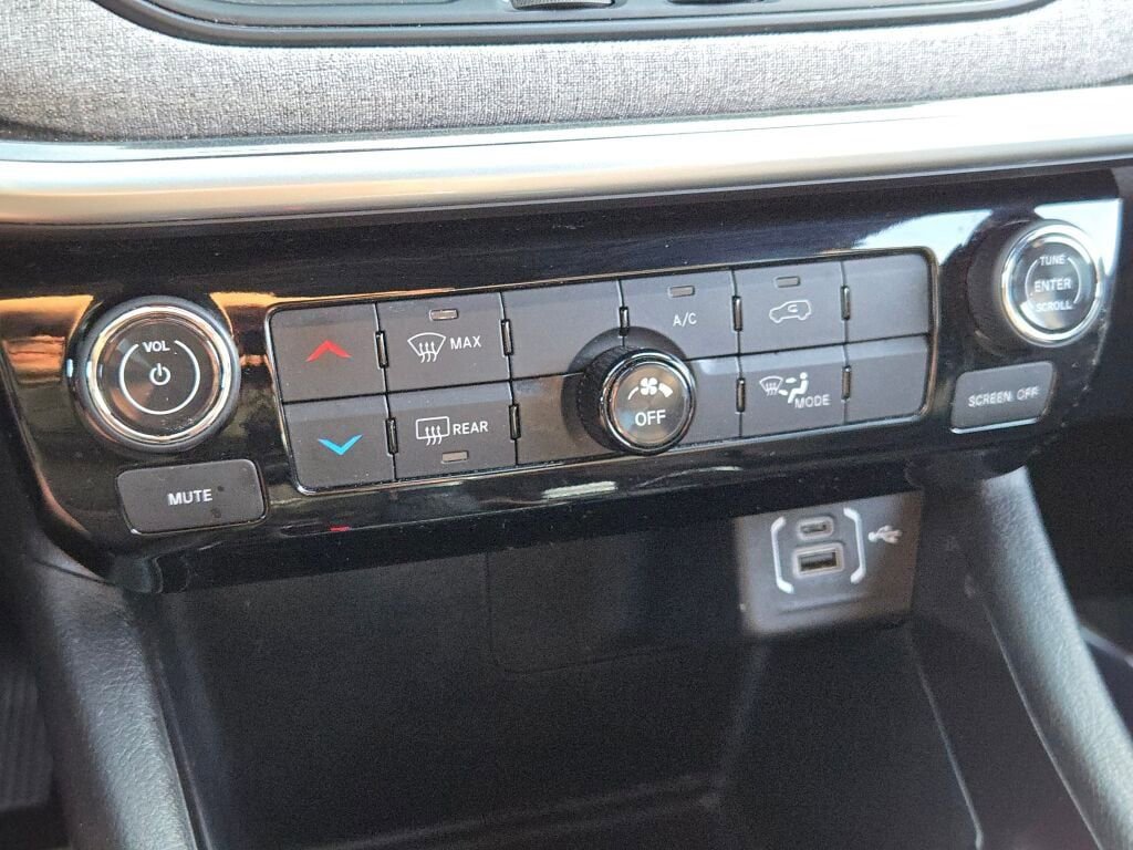 Used 2024 Jeep Compass Latitude AWD/4WD image 29
