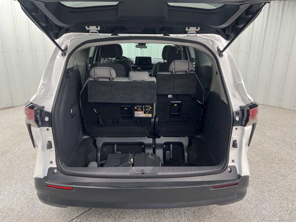Used 2021 Toyota Sienna LE image 9