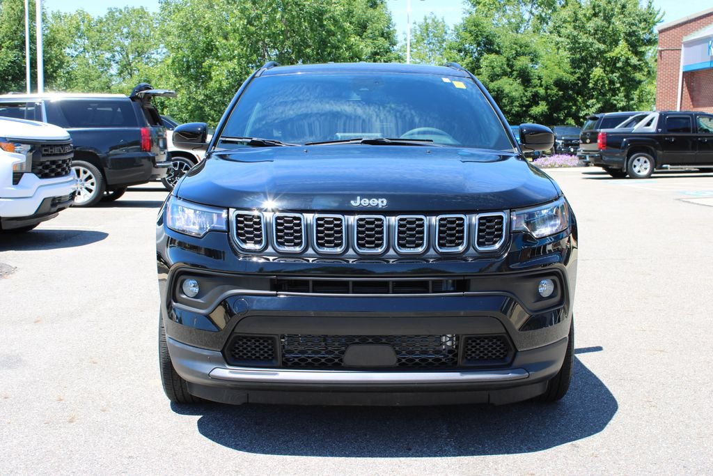 Used 2025 Jeep Compass Latitude AWD/4WD image 5