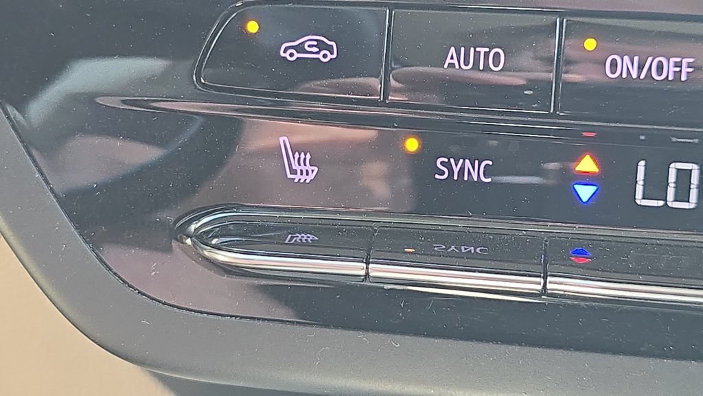 Used 2022 Buick Envision Preferred FWD image 31