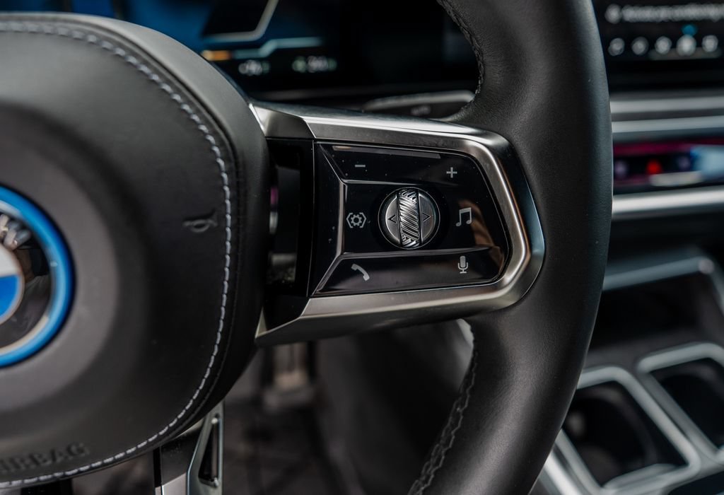Used 2023 BMW i7 xDrive60 AWD/4WD image 7
