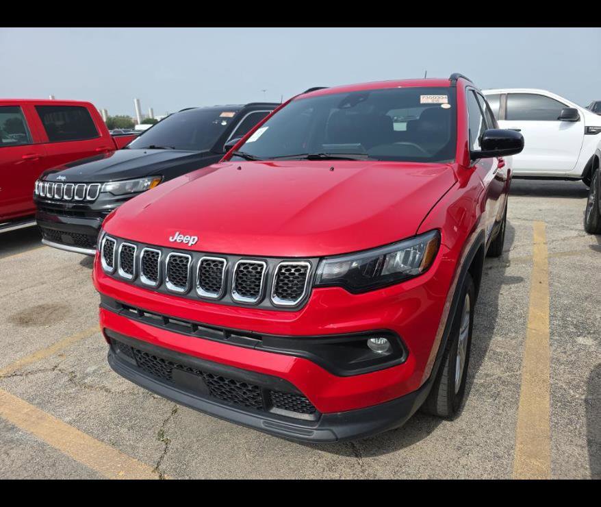 Used 2024 Jeep Compass Latitude w/ Sun and Sound Group AWD/4WD image 2