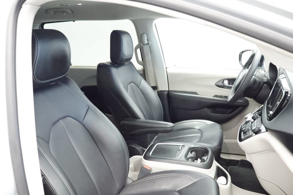 Certified 2024 Chrysler Pacifica Touring-L FWD image 19