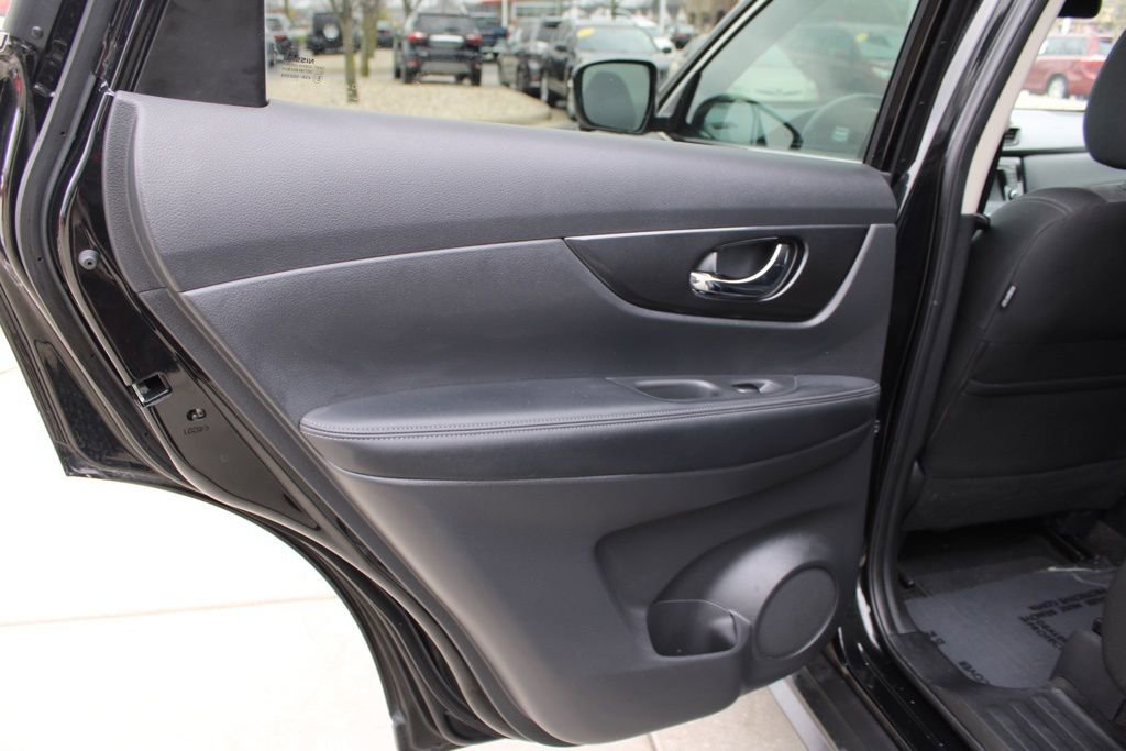 Used 2018 Nissan Rogue SV w/ Premium Package image 27