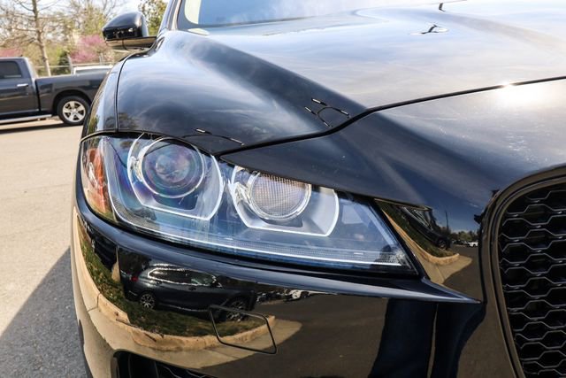 Used 2020 Jaguar F-PACE Premium image 19