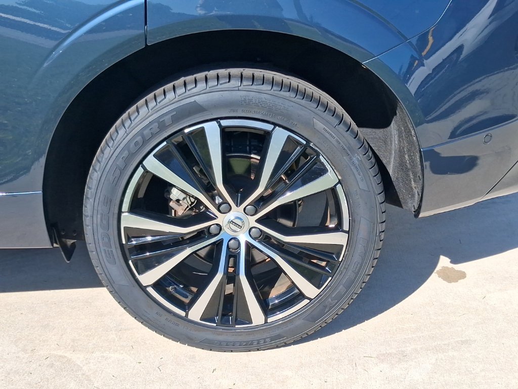 Certified 2024 Volvo XC60 B5 Plus w/ Protection Package Premier AWD/4WD image 4