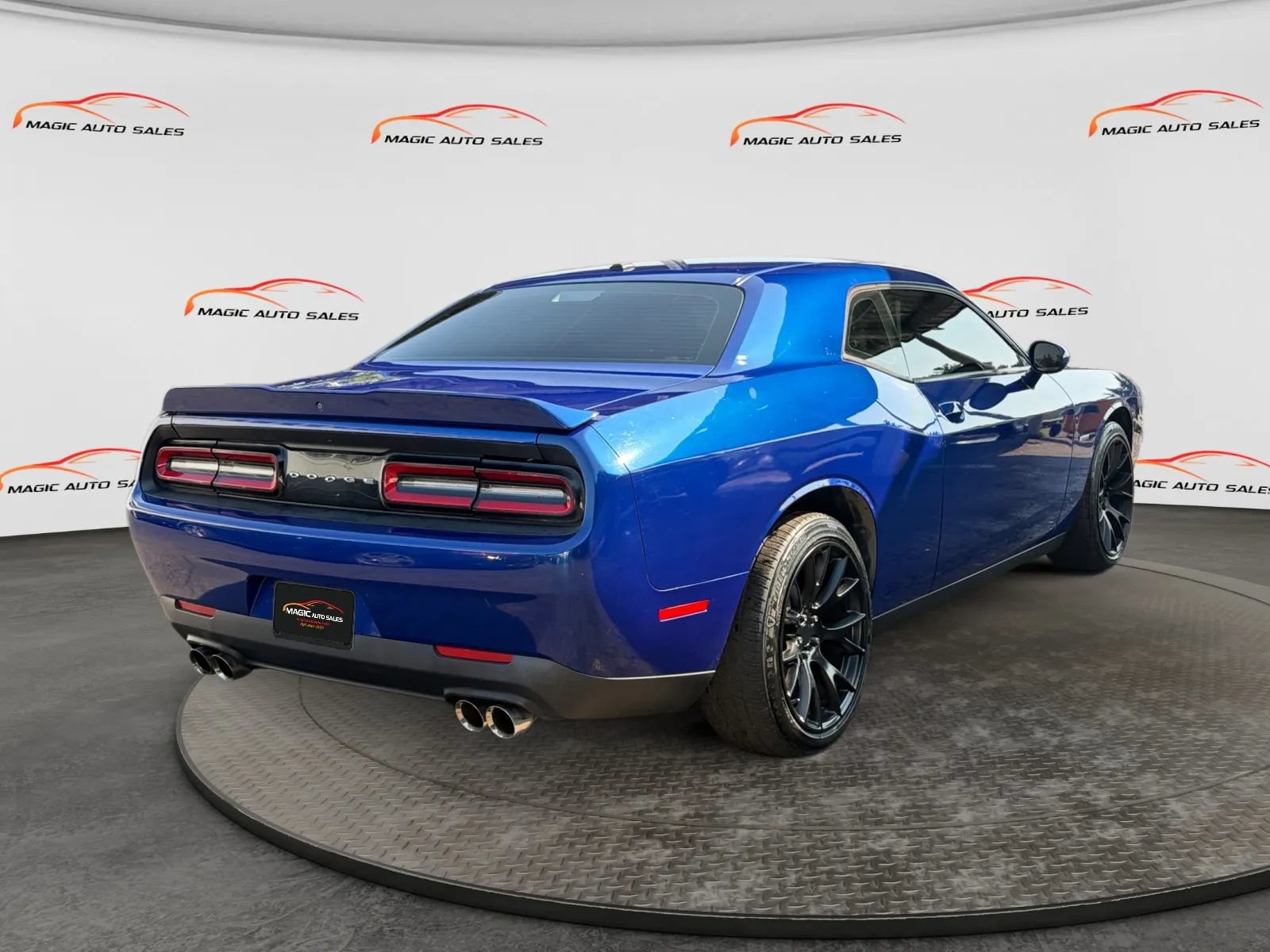 Used 2018 Dodge Challenger R/T RWD image 10