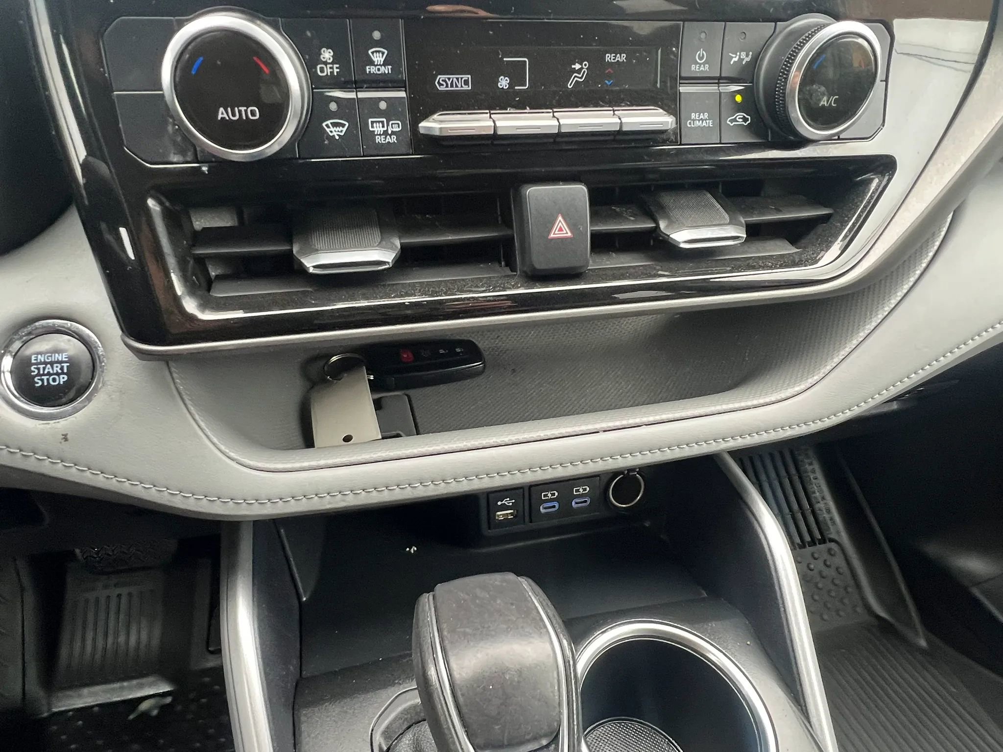 Used 2022 Toyota Highlander LE AWD/4WD image 25