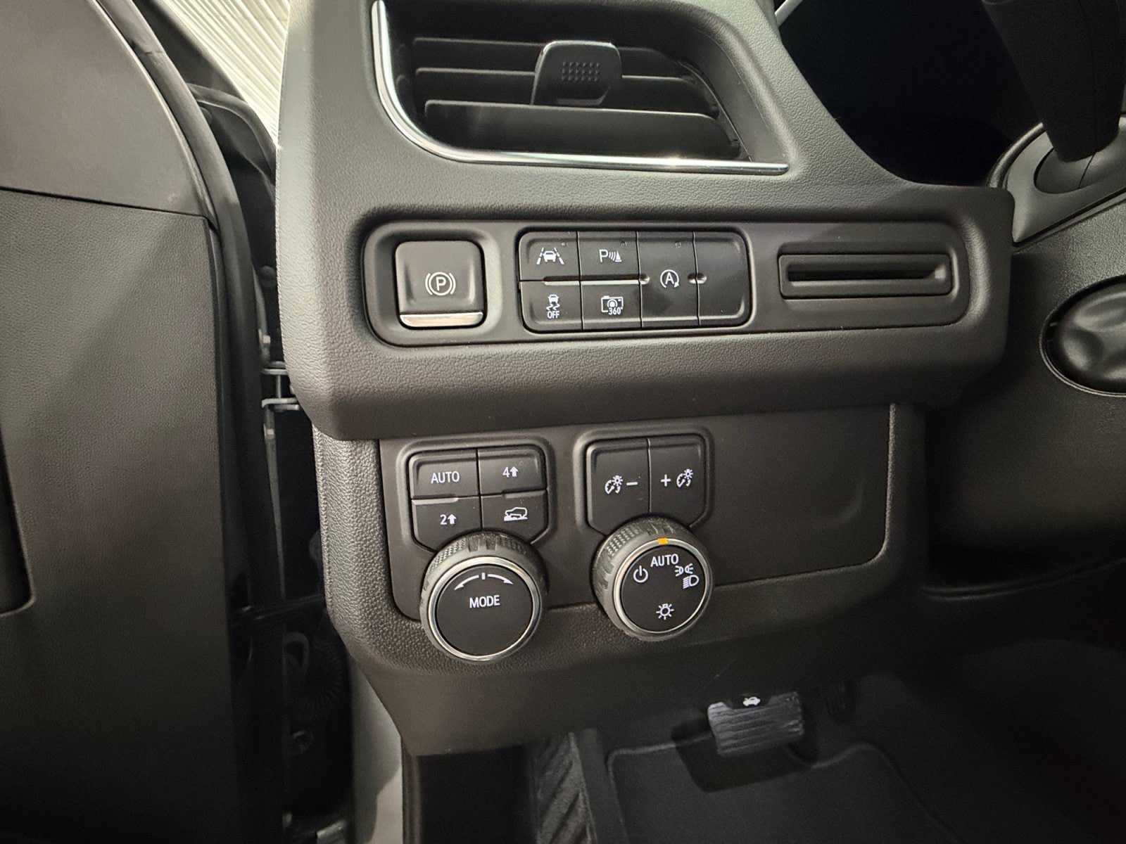 Used 2024 Chevrolet Tahoe RST w/ Luxury Package AWD/4WD image 25
