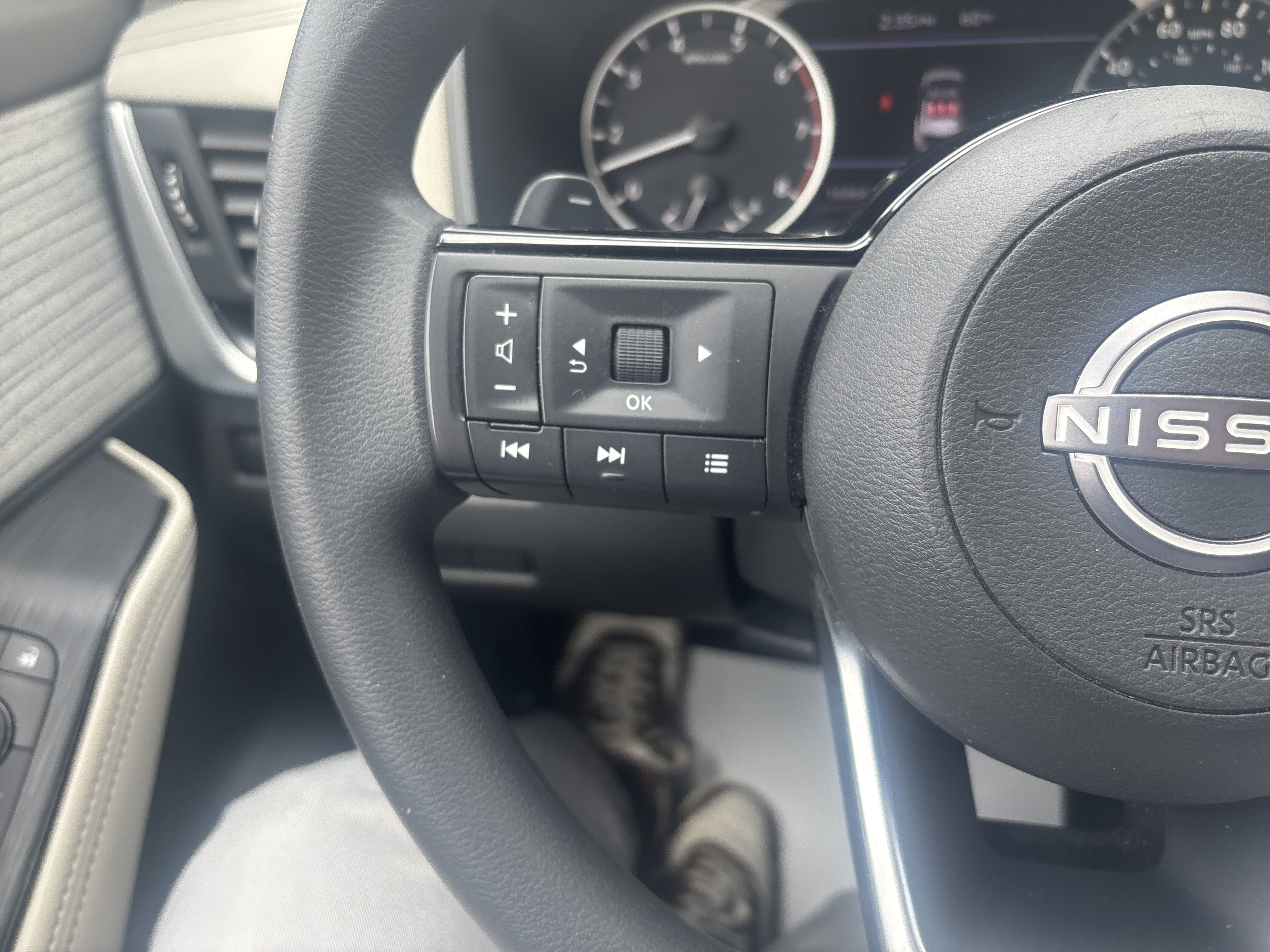 Used 2023 Nissan Rogue SV AWD/4WD image 18