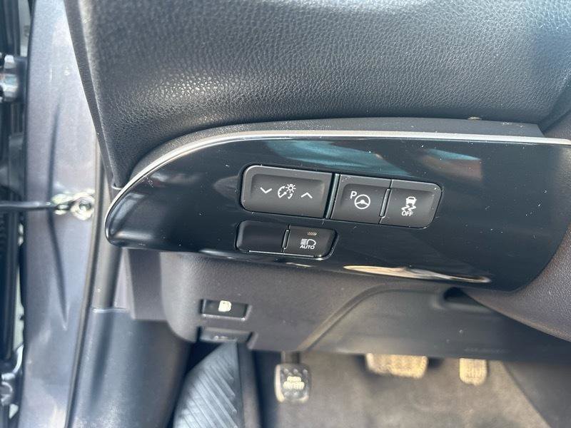 Used 2020 Toyota Prius LE AWD/4WD image 13