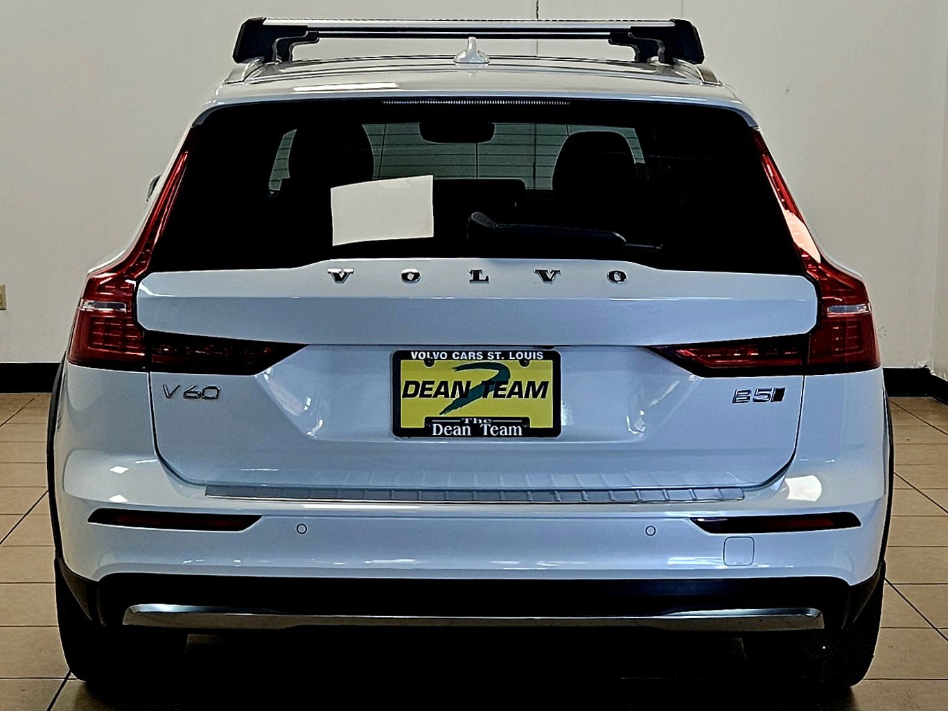 Used 2023 Volvo V60 B5 Cross Country Plus w/ Climate Package image 7