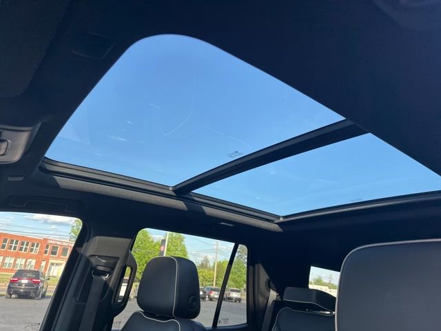 Used 2023 GMC Yukon SLT AWD/4WD image 11