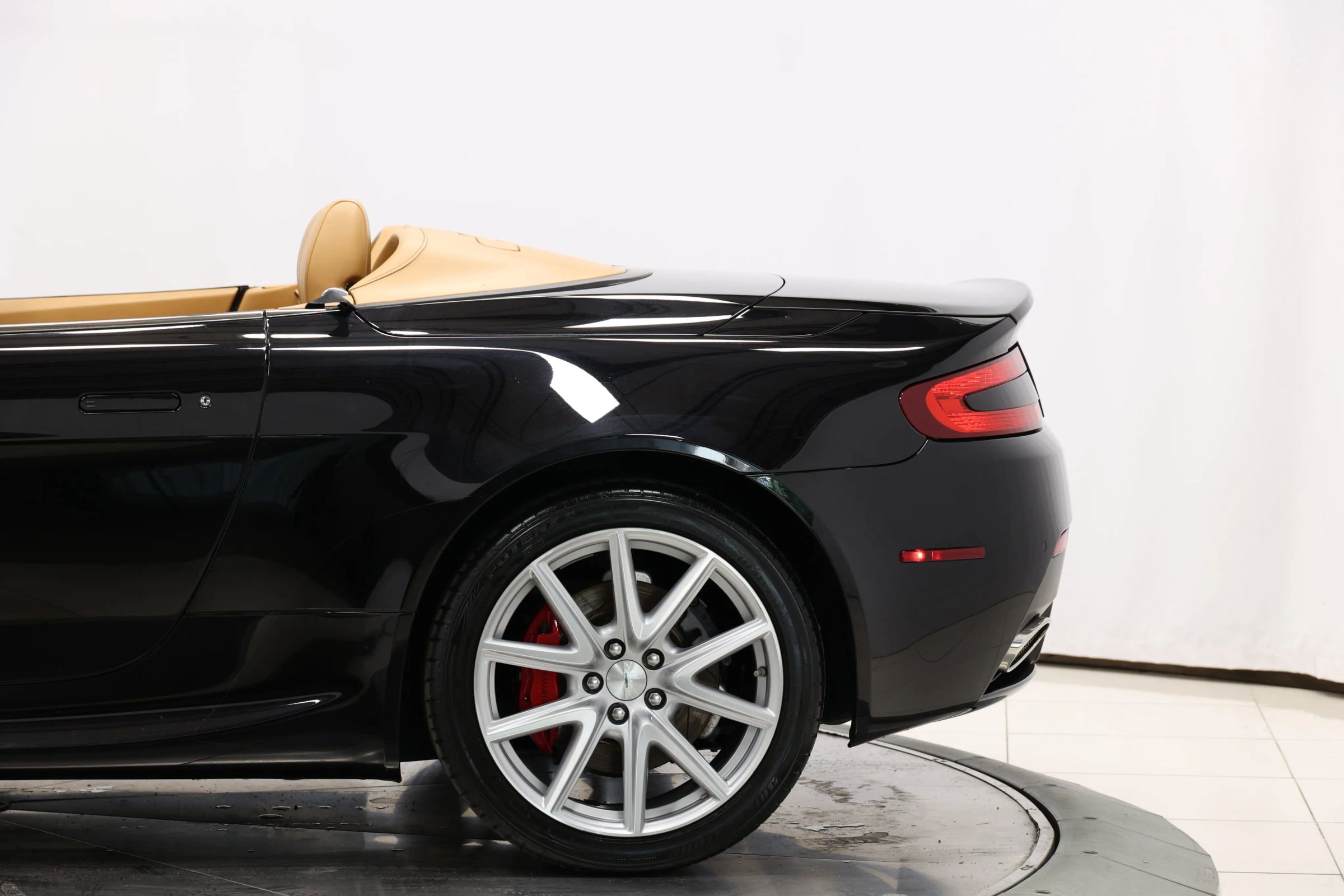 Used 2012 Aston Martin V8 Vantage Roadster image 8