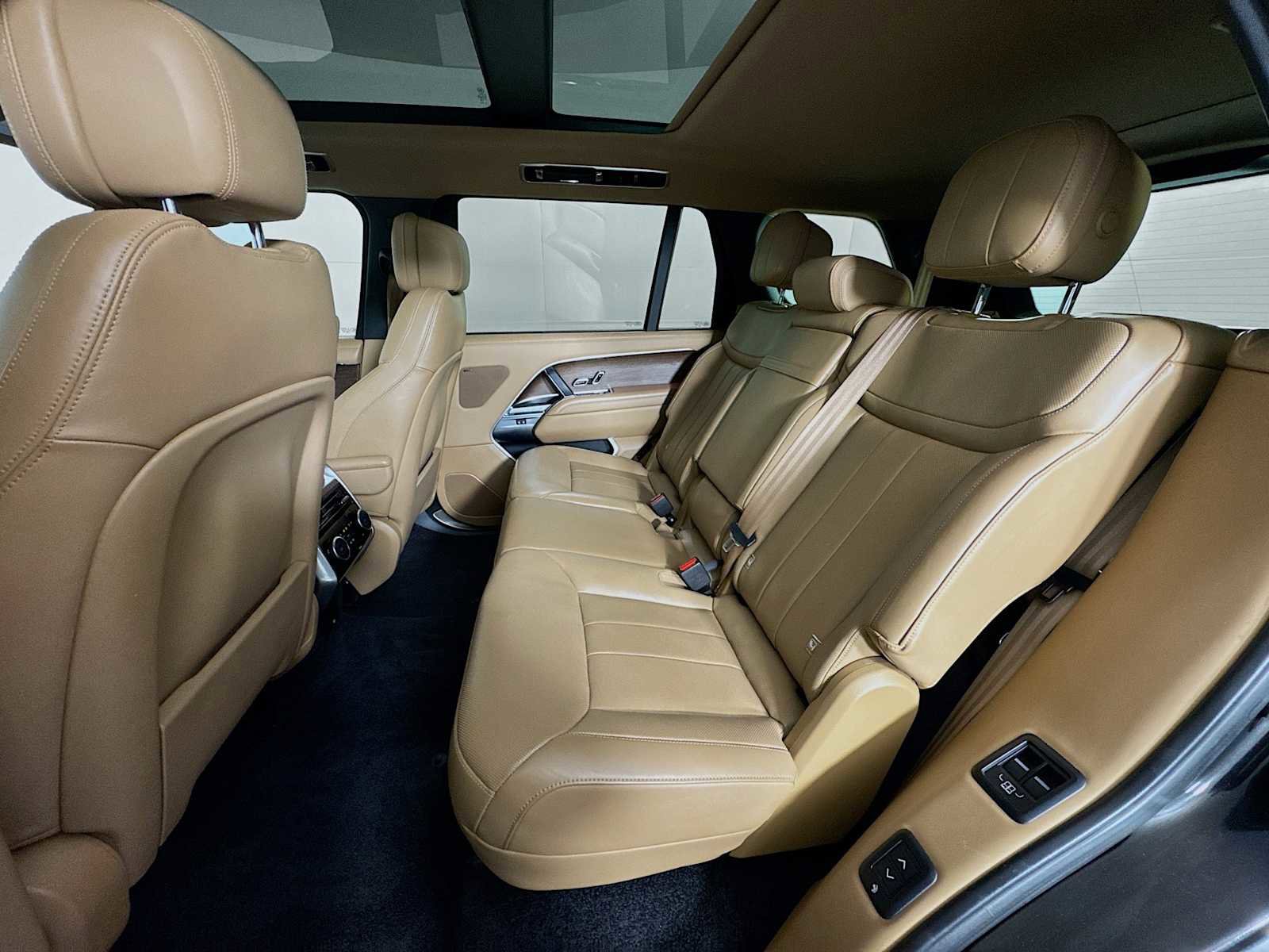 Used 2024 Land Rover Range Rover Long Wheelbase SE image 22