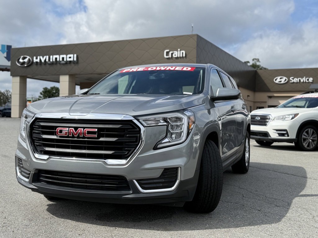 Used 2024 GMC Terrain SLE image 3