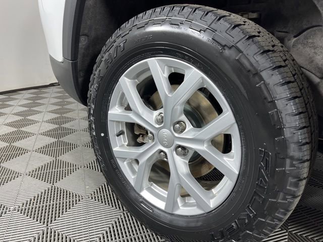Used 2023 Jeep Grand Cherokee Limited image 16