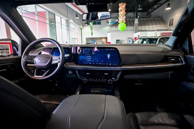 Used 2025 Chevrolet Suburban Z71 image 30