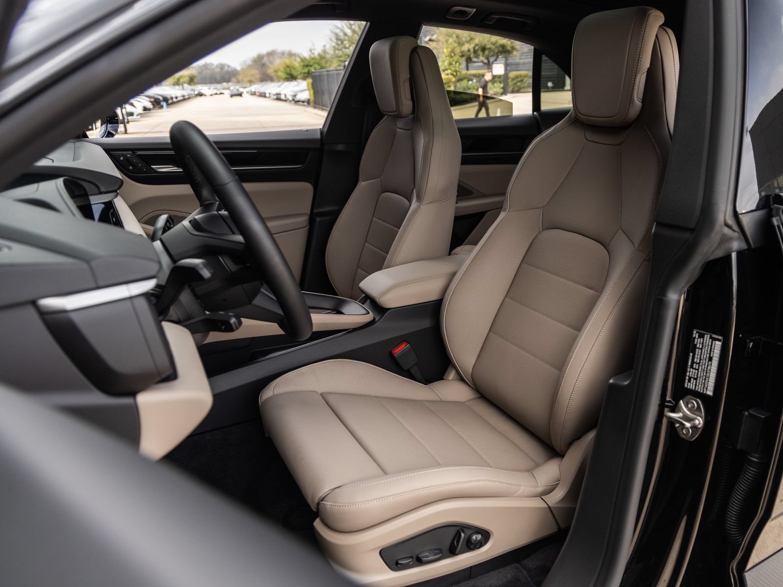 Certified 2025 Porsche Macan Electric RWD image 5