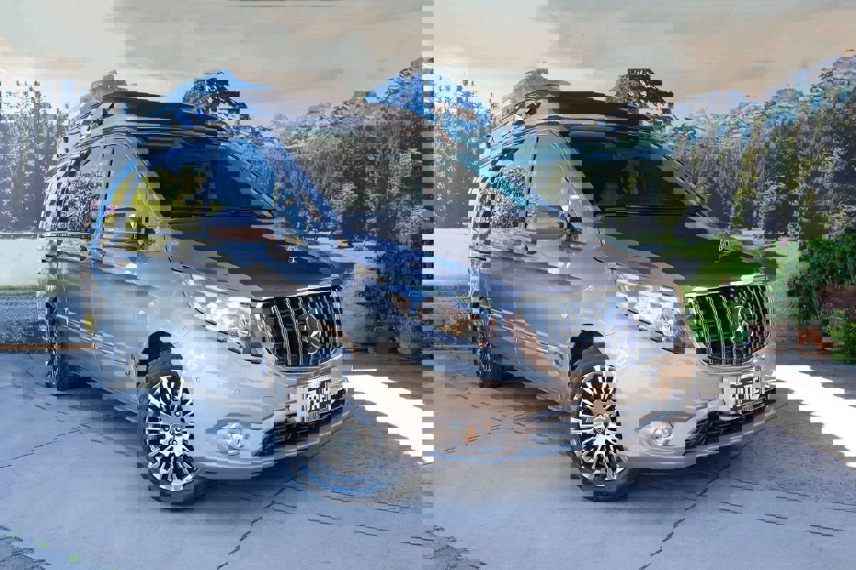 Used 2018 Mercedes-Benz Metris Passenger image 2