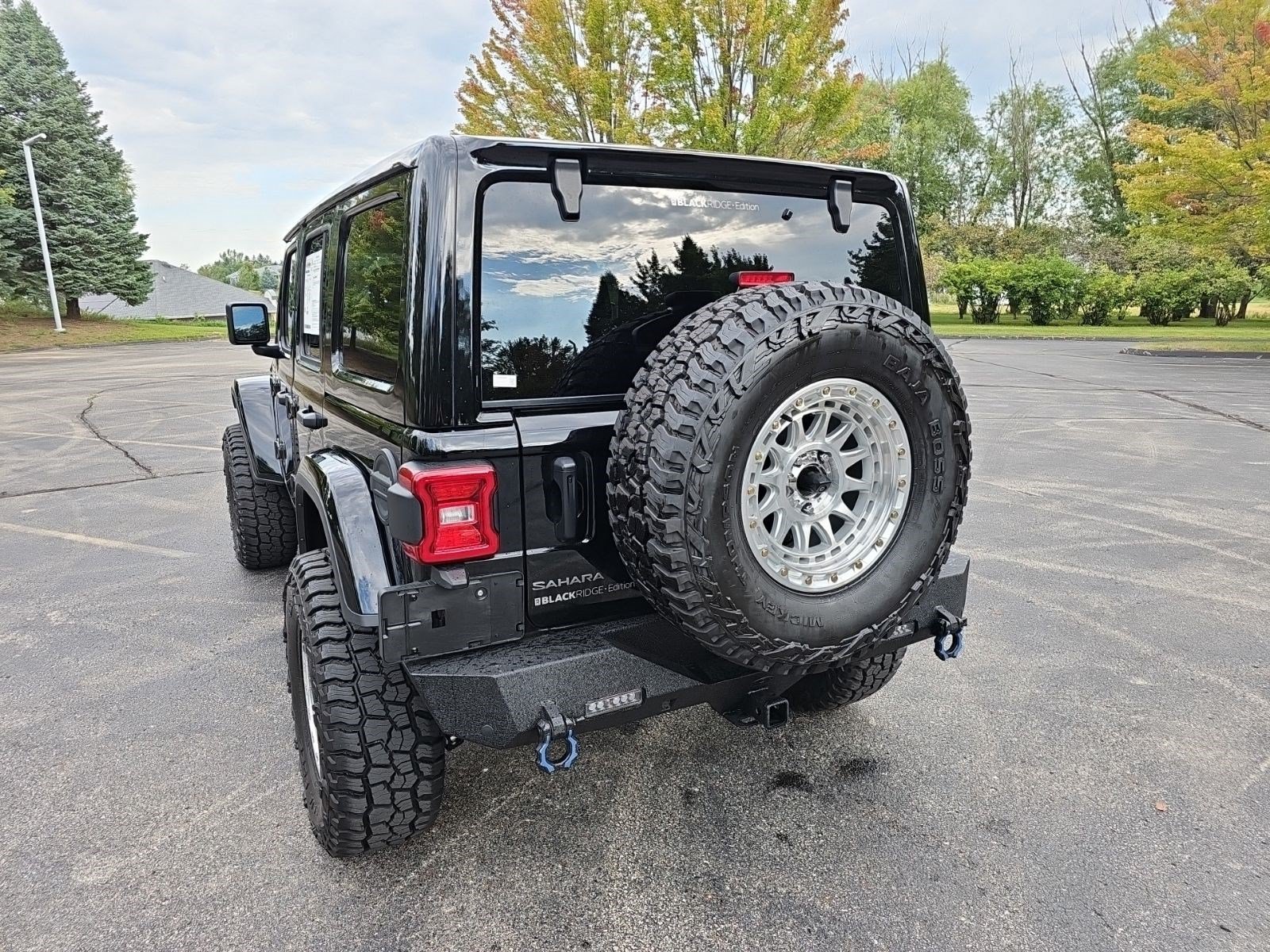 Used 2025 Jeep Wrangler Unlimited Sahara AWD/4WD image 3