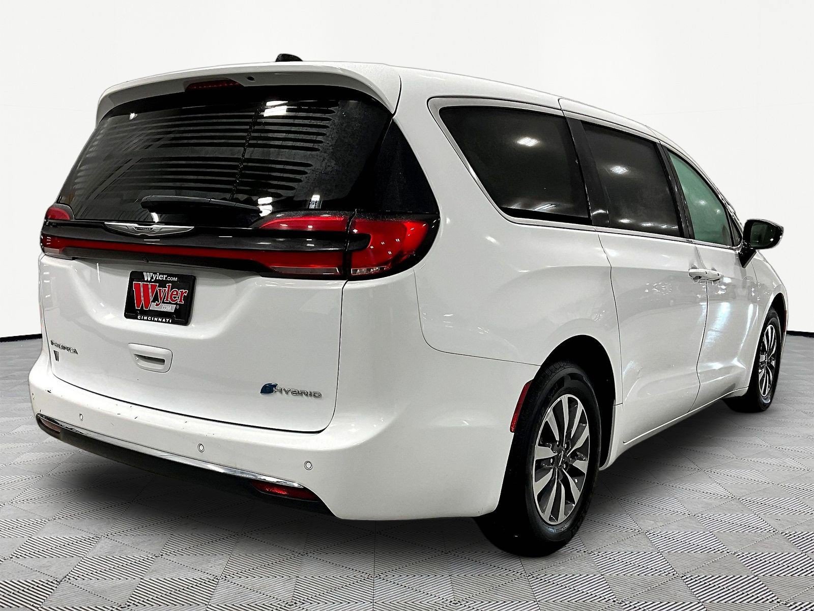 Used 2024 Chrysler Pacifica Limited FWD image 6