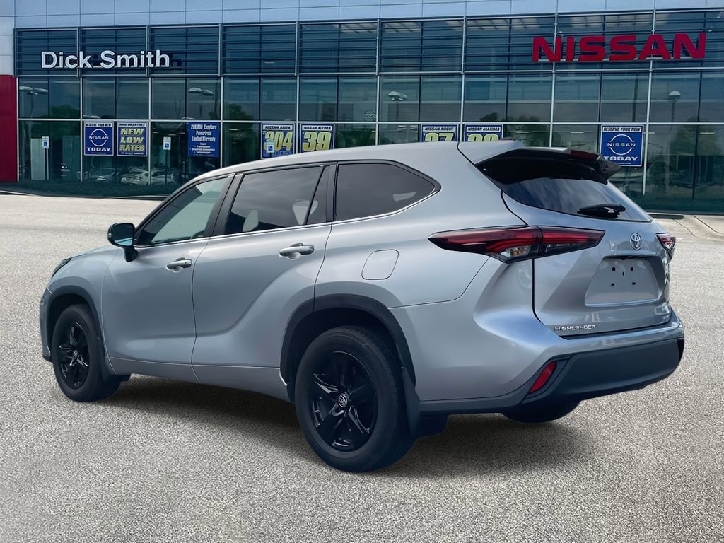 Used 2024 Toyota Highlander LE image 4