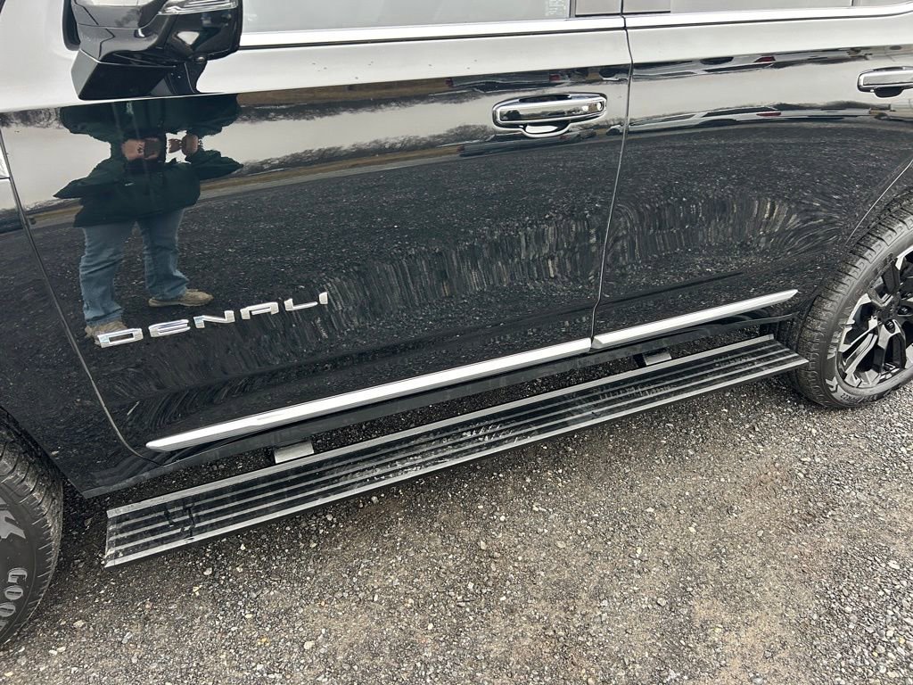 Used 2025 GMC Yukon Denali w/ Sun & Power Step Package image 11