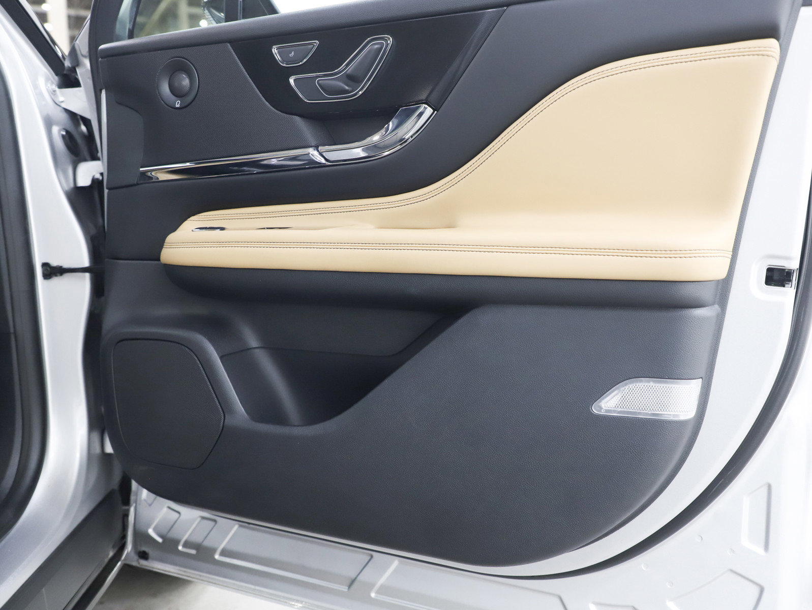 Used 2020 Lincoln Corsair Reserve image 9