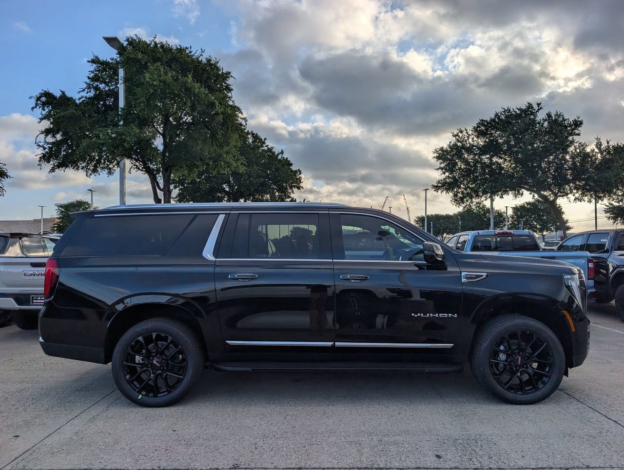New 2026 GMC Yukon XL Elevation w/ Elevation Premium Package RWD image 3