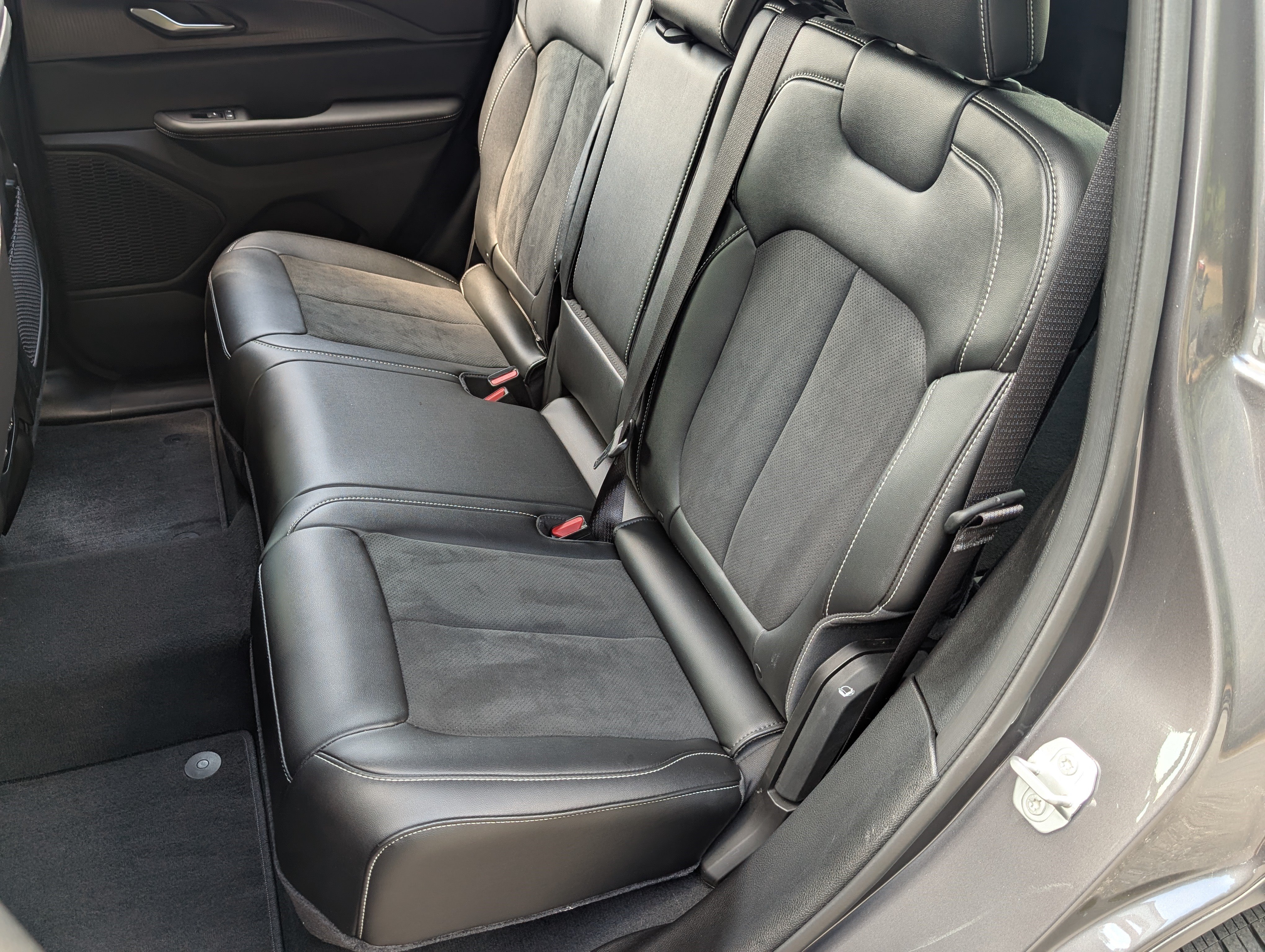 Used 2024 Jeep Grand Cherokee Altitude RWD image 17