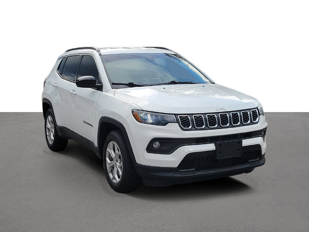 Used 2024 Jeep Compass Latitude AWD/4WD image 2