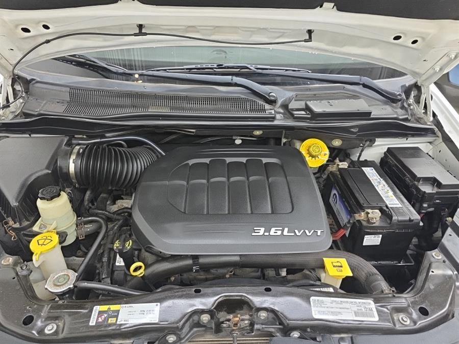 Used 2018 Dodge Grand Caravan SE w/ UConnect Hands-Free Group image 28