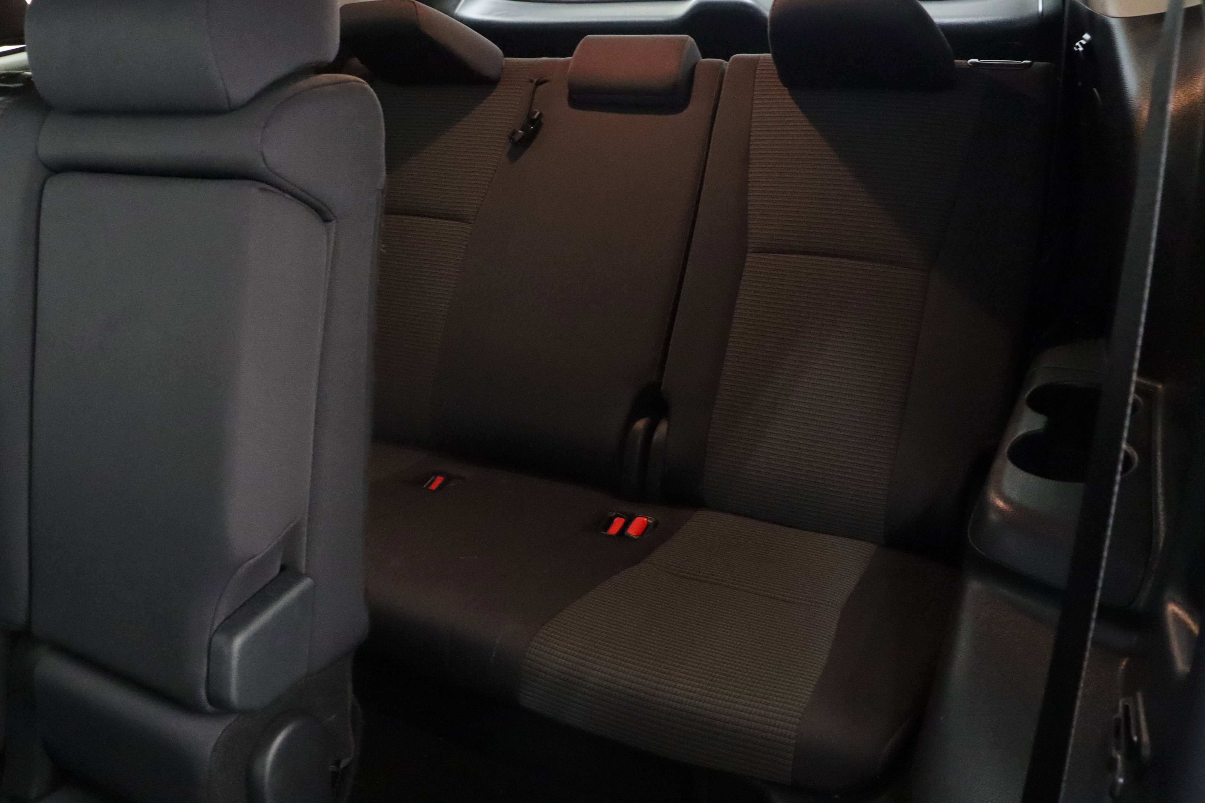 Used 2025 Toyota Highlander LE FWD image 32
