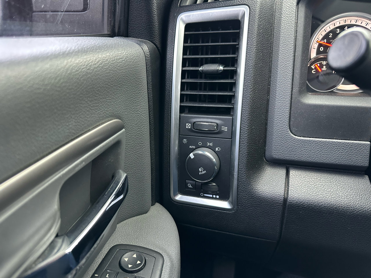 Used 2014 RAM 1500 Big Horn image 23